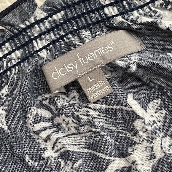 Daisy Fuentes Navy Blue and White Floral Sleeveless Top - Picture 8 of 12